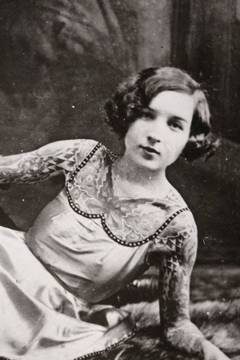 Tattoos For Women: Amazing Vintage Photos In 100 Years Of Tattoos Book Vintage Tattooed Women, Efficiency Apartment, Usa Tattoo, Tattooed Women, Vintage Tattoo, Paint Ideas, Old Pictures, Tattoo Photos, 100 Years