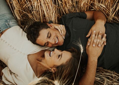 Fall Farm Couple Photoshoot, Wheat Field Couple Pictures, Corn Field Engagement Pictures, Wheat Field Family Photos, Wheat Field Photoshoot Couple, Wheat Field Couple Photography, Wheat Field Engagement Pictures, Farm Photoshoot Ideas Couple, Couple Farm Photoshoot