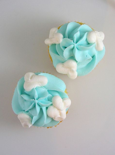 Airplane Cupcakes | Flickr - Photo Sharing! Birthday Cakes For Adults, Red Barron, Cakes For Adults, Candy Land Cake, Candy Land Game, Helicopter Birthday, Airplane Cupcakes, Vintage Airplane Party, Airplane Hanger