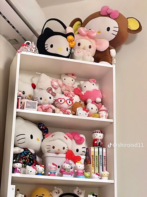 Hello Kitty Shelf, Stitch Room Decor, Hello Kitty Home, Stitch Room, Sanrio Plushies, Hello Kitty Things, Hello Kitty Merchandise, Walpaper Hello Kitty, Hello Kitty Rooms