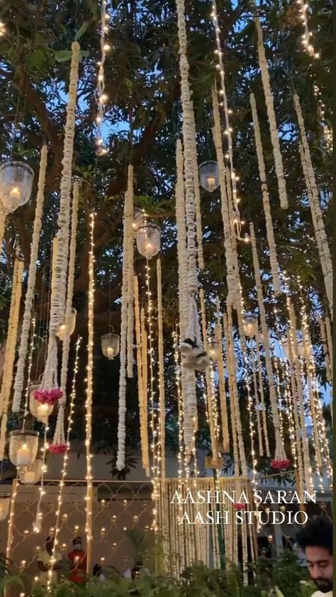 Wedding Decorations Ideas, Mehendi Decor Ideas, Wedding Hall Decorations, Wedding Decor Photos, Wedding Background Decoration, Wedding Entrance Decor, Lights Wedding Decor, Classic Wedding Decorations, Desi Wedding Decor