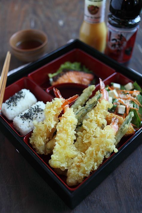 Shrimp Tempura Bento: This crispy, deep-fried seafood/vegetable is a popular Japanese recipe. Tempura Bento, Japanese Etiquette, Makanan Cepat Saji, Tempura Recipe, Dessert Sushi, Japanese Desserts, Tempura Batter, Shrimp Tempura, Japanese Bento