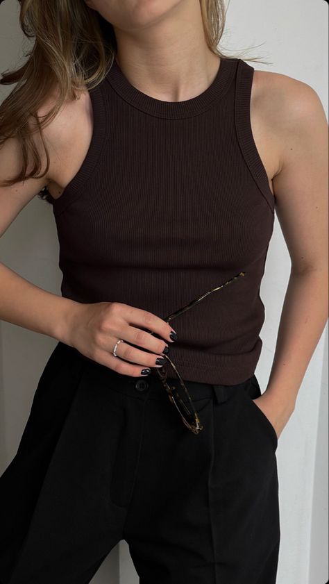 Brown Tank Top Outfit, Minimalist Outfits Women, Tank Top Outfit, Minimalist Outfits, Brown Tank Top, Everyday Fashion Outfits, Top Outfit, Clothing Photography, Looks Street Style