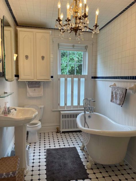 Bathroom Vintage Aesthetic, Small London Bathroom, Fancy Bathroom Aesthetic, Grandma Bathroom Aesthetic, Old Bathroom Aesthetic, Cottage Restroom, Romantic Apartment Aesthetic, Bathroom Old Style, Granny Bathroom