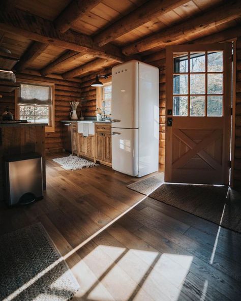 Small Rustic House Interior, Cottage Cabin Exterior, Kitchen Design 2022, Cozy Cabin Aesthetic, Wood Kitchen Design, Barndo Plans, Colorado Cabin, Cabin Aesthetic, Cabin Inspiration