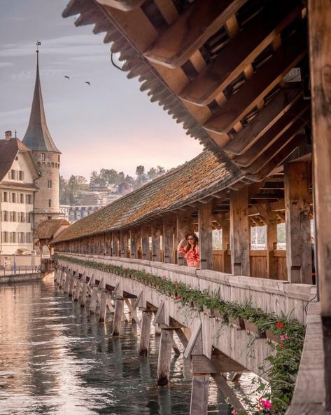 Nicola Lavin Travel Blogger stands on the famous wooden Chapel Bridge in Lucerne Switzerland during 24 hours in Lucerne. Switzerland Lucerne, Swiss Cuisine, Travel Switzerland, Swiss Travel Pass, Lake Lucerne, Europe Travel Outfits, Scenic Train Rides, Swiss Travel, Lucerne Switzerland