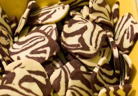 zebra cookies - combining dough instructions Zebra Cookies, Cake Frosting Recipe, Zebra Cake, Cookie Flavors, Crinkle Cookies, Xmas Food, Zebra Pattern, Pastry Recipes, Shortbread Cookies