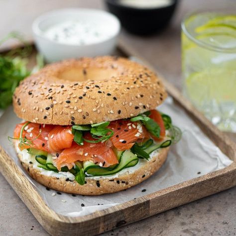 Découvrez LE bagel saumon, un incontournable ! Bagel Cafe, Bagel Sandwich, Bagel Shop, Bagel Recipe, Healthy Sandwiches, Club Sandwich, Bagels, Food Obsession, Cafe Food