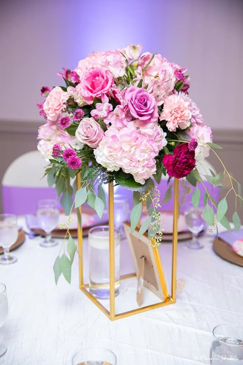 Purple And Pink Centerpieces, Baby Shower Ideas Springtime, Bloom Baby Shower Ideas, Garden Baby Shower Ideas, Magenta Butterfly, Arch Garden, Butterfly Centerpieces, Quinceanera Centerpieces, Cake With Gold