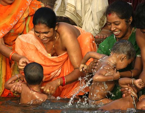 Mothers dipping their children in the holy Ganges. River Bath, Mother India, Amazing India, Indian Colours, Indian People, Unique Faces, Hot Women Dress, We Are The World, Rishikesh