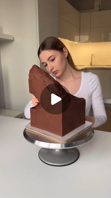 Daily Dose Of Art 🎨 on Instagram: "This person is an extraordinary cake artist. She has gained popularity on Instagram for her unique and mesmerizing water illusion cakes. These cakes often feature realistic ocean scenes, with intricate details like islands surrounded by crystal-clear water and marine life such as whales visible through the water. Her creations are not only visually stunning but also showcase her incredible skill in working with gelatin and other mediums to create these lifelike effects.  Artist: @oh.honeycake   #cake #art #talent" Aquarium Cake, Illusion Cakes, Easy Christmas Cake Recipe, Whale Cakes, Diva Cakes, Island Cake, Unique Cakes Designs, Thematic Cake, Christmas Cakes Easy