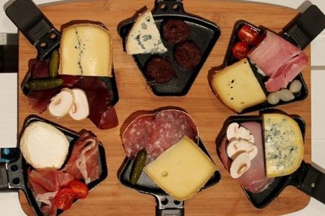 Raclette Recipes Dinners, Raclette Dinner Party, Raclette Originale, Raclette Recipes, Raclette Party, Fondue Fountain, Raclette Grill, Pasta Party, Xmas Food