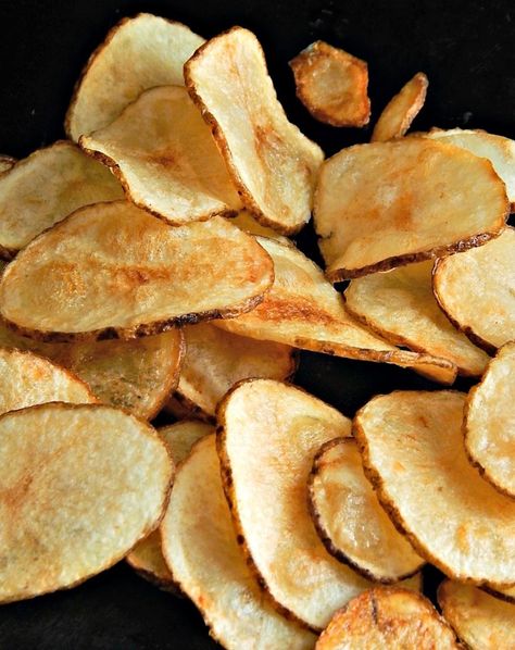 Potato Chips Homemade, Microwave Potato Chips, Microwave Chips, Homemade Potato Chips, Fried Potato Chips, Potato Chip Recipes, Low Carb Chips, Potatoes In Microwave, Recipe Hacks