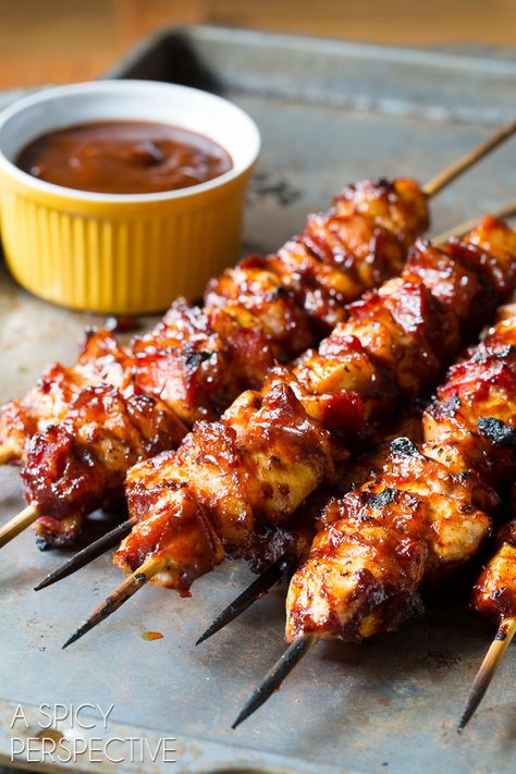 Bbq Chicken Skewers, Chicken Skewer Recipe, Grilled Chicken Skewers, A Spicy Perspective, Kabob Recipes, Skewer Recipes, Chicken Skewers, Idee Pasto Sano, Bbq Chicken