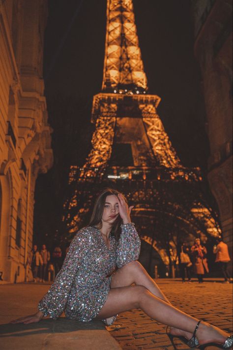 Paris Birthday Pictures, Paris Birthday Photoshoot, Effiel Tower Photo Shoot, Eiffel Tower At Night Aesthetic, Eiffel Tower Photo Ideas, Vacation Poses, Trocadero Paris, Paris Shooting, Feminine Universe