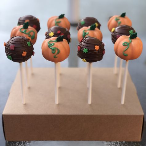 Cake Pops Designs Thanksgiving, November Cake Pops, Fall Cake Pops Designs, Caramel Apple Cake Pops, Cute Thanksgiving Cake Pops, Thanks Giving Cake Pop, Autumn Cake Pops, Halloween Desserts Cake Pops, Cake Pops For Thanksgiving