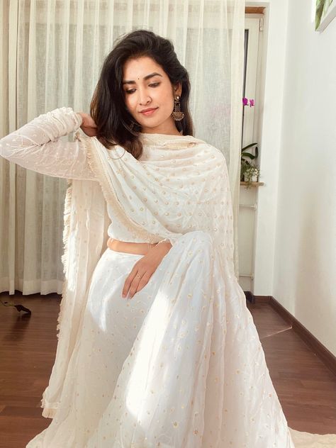 Lehenga Designs Simple Latest, White Chikankari Lehenga, Longsleeves Outfit, White Crop Top Outfit, Chikankari Lehenga, Crop Top Lehenga, Lehenga Designs Simple, Fancy Blouse, Cream Colour