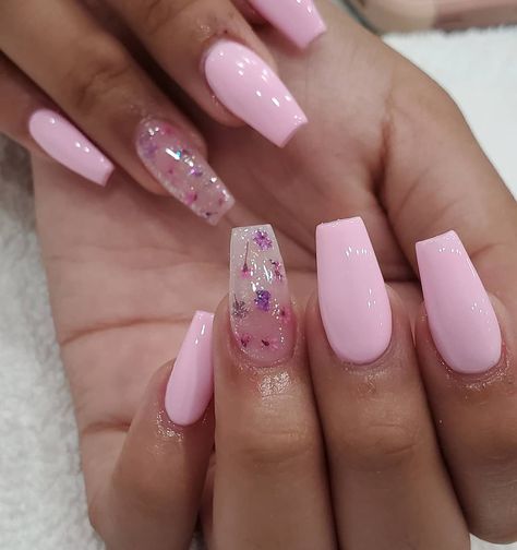 Vanessa Iniguez on Instagram: “#nailsoftheday #bakersfieldnails #coffinnails #nailencapsulation #encapsulatednails #flowernails #driedflowers #driedflowernails #661nails…” Encapsulated Nails, Unghie Sfumate, Smink Inspiration, Polygel Nails, Her Nails, Nails Tumblr, Summer Acrylic Nails, Pink Acrylic Nails, Dream Nails