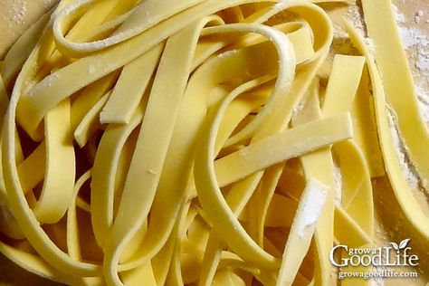 Noodle Recipes Homemade, Egg Noodle Recipes, Resep Pasta, Homemade Egg Noodles, How To Make Eggs, Noodle Recipe, Homemade Noodles, Pasta Machine, Pasta Dough