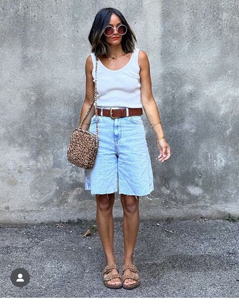 Denim Bermuda Shorts Outfit, Bermuda Shorts Outfit, Casual Trendy Outfits, Stylish Winter Outfits, Bermuda Jeans, Shorts Outfit, Spring Outfits Casual, Casual Summer Outfits, Spring Summer Outfits