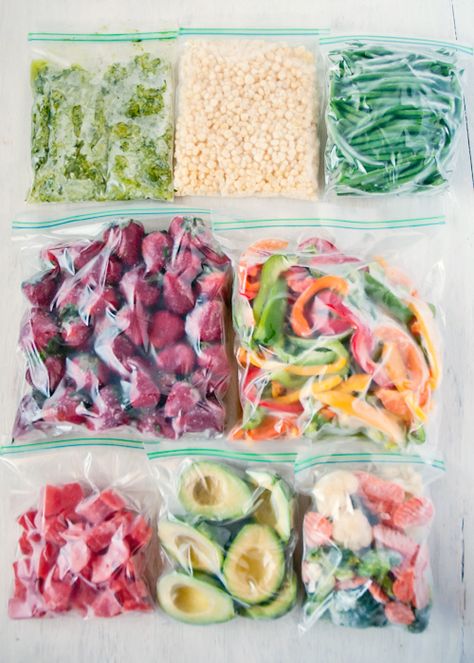 A Complete Guide to Freezing Produce | Living Well | Design Mom Freeze Vegetables How To, How To Freeze Vegetables, Freeze Veggies, Freezing Produce, Freeze Vegetables, Freezing Food Guide, Freezing Veggies, Fruit Bags, Freeze Food