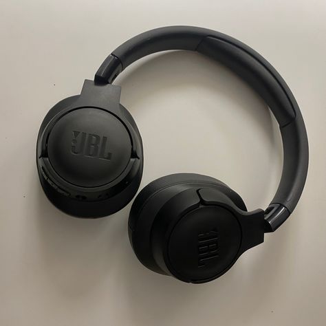 Jbl Tune 710bt Aesthetic, Jbl 710 Bt Aesthetic, Jbl Kulaklık Aesthetic, Black Jbl Headphones Aesthetic, Jbl Headphones Aesthetic, Trendy Headphones, Headphones Jbl, Cool Headphones, Comfortable Headphones