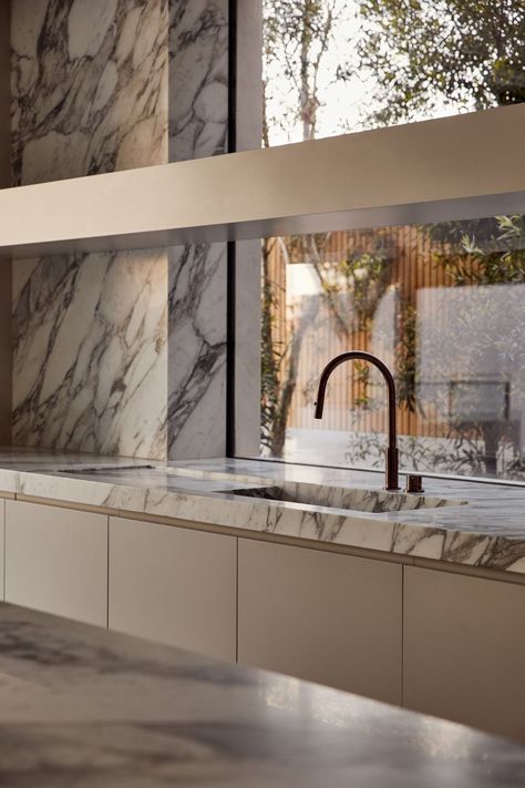 Arabescato Vagli Marble makes for a dramatic and sophisticated kitchen design that everyone is sure to love.⁣Design by @b.e_architecture⁣Build by @bellvardeconstructions⁣Image by @gemmola⁣Stonework by Granite and Marble Australia & Santo Styling⁣⁣#cdkstone #naturalstone #naturalbeauty #naturesmasterpiece #designstyle #natural #stone #interiors #exteriors #designinspo #designinspiration #natural #interiors #stone #interiordecor #designoftheday Natural Stone Benchtop, Marble Benchtop Kitchen, Arabescato Kitchen, Kitchen Ideas Marble, Malaysia House, Vagli Marble, Arabescato Vagli, Marble Benchtop, Sophisticated Kitchen