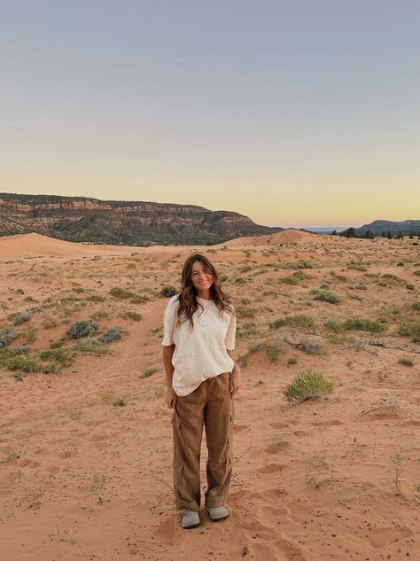 Arizona September Outfits, Hiking Outfit Desert, Joshua Tree National Park Outfit, Moab Utah Outfits, Kazakhstan Outfit, Hiking Sedona Outfit, Desert Inspo Pics, Desert Camping Outfit, Desert Aesthetic Outfit