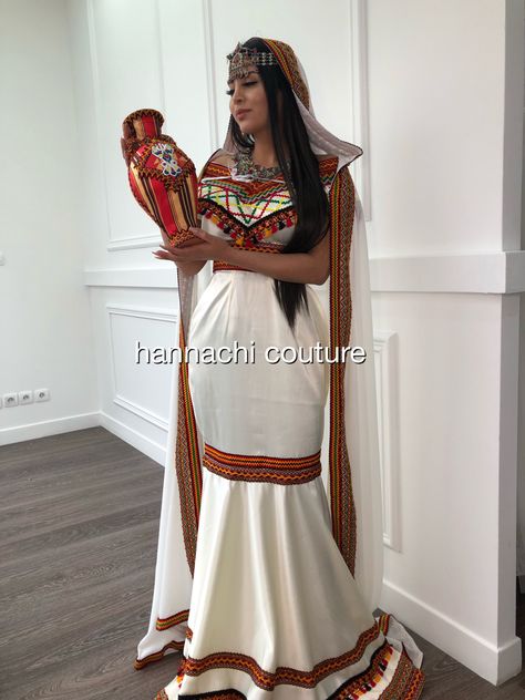 Robe kabyle moderne , forme sirène , disponible en vente , création sur mesure possible #robekabyle #robekabylemoderne Wife Clothes, Algerian Clothing, Nikkah Dress, Clueless Outfits, Moroccan Dress, Beauty Dress, Fashion Design Sketches, Abaya Fashion, Glam Dresses