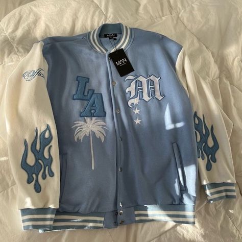 Cool Varsity Jackets, Varsity Badges, Blue Varsity Jacket Outfit, Light Blue Varsity Jacket, Jackets For School, Varsity Jacket Outfit Aesthetic, Jock Jacket, Light Blue Clothes, Varsity Jacket Aesthetic