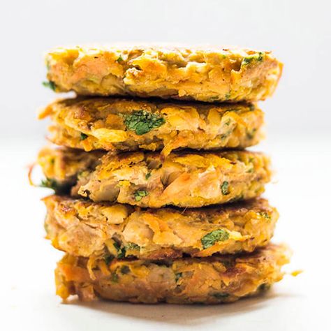 Sweet Potato and chickpea cakes - a healthy and nutritious side or lunch for kids. Great for blw (baby-led weaning) Broccoli Cheddar Quinoa, Quinoa Cups, Chickpea Cakes, Lunch For Kids, Fingerfood Baby, Chickpea Patties, Baby Recipes, Baby Led Weaning Recipes, Weaning Recipes