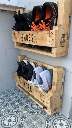 This contains an image of: Rustic shoe rack Diy Shoe Rack Ideas, Rustic Shoe Rack, Bedding Boho, Diy Shoe Rack, Shoe Rack Closet, Bedroom Bedding, Diy Closet, Rack Design, Diy Wood Projects Furniture