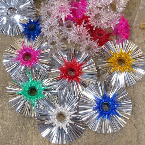 Set of 30 Vintage Atomic Starburst Mid Century Christmas Light Covers with Tinsel Reflectors 1950s 1960s Sputnik MCM Kitschy Christmas Decor https://etsy.me/3rFYYQK #christmas #christmasdecoration #treedecoration #vintagechristmas #kitschychristmas #midcentury #mcm Mid Century Christmas Decor Ideas, Mcm Christmas Decor, Kitchy Christmas, Retro Christmas Lights, Atomic Christmas, Antique Christmas Decorations, Vintage Christmas Party, 1960s Christmas, Kitschy Christmas