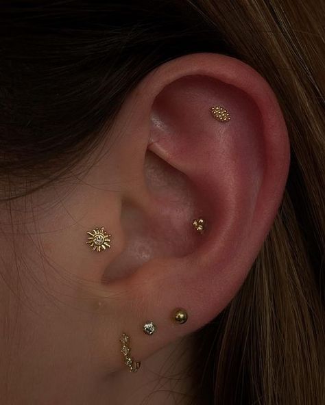 Minimal Ear Curation, Earscapes Gold, Ear Curation Gold, Gold Ear Curation, Ear Piercing Curation, Ear Constellation, Gold Ear Stack, Ear Arrangement, Constellation Piercing