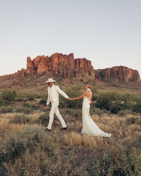 Green Wedding Shoes | Jen on Instagram: “🏜️ Desert Dreamin! 🌵 When these two beautiful people got engaged, they knew they didn't want to wait long to seal the deal. They wanted…” Desert Photoshoot Ideas, Arizona Desert Wedding, Golden Hour Photoshoot, Desert Photoshoot, Arizona Desert, Dance Lessons, Desert Wedding, Arizona Wedding, Green Wedding Shoes