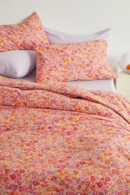 Bed Of Flowers, Uo Home, Inspire Me Home Decor, Floral Duvet, Room Makeover Inspiration, Cute Room Decor, Room Inspiration Bedroom, Room Ideas Bedroom, Apartment Room