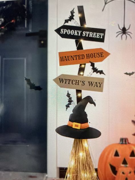 Cafeteria Halloween Decorations, Boutique Halloween Decor, Halloween Design Ideas, Halloween Exterior Decor, Halloween Hallway Decorations, Halloween Decorations Office, Halloween Decorations Front Door, Halloween Diy Party, Classic Halloween Decor