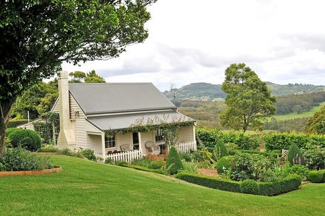 Australian Farmhouse Australian Country Houses, Farmhouse Exterior Design, Lake Houses, Country Chic Cottage, Southern Highlands, Rural Retreats, Australian Architecture, Farmhouse Exterior, Interior Modern