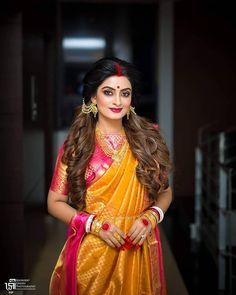 Royal Bengali Bride Reception Look, Bride Reception Look, Bengali Bride Reception Look, Deepika Hairstyles, Fashion Ramp, Haldi Ideas, Royal Saree, Marathi Mulgi, Blessing Ceremony