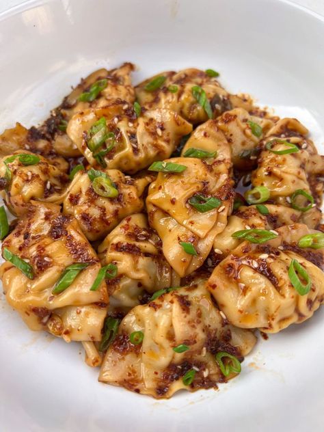 Spicy Wonton in Chili Oil Sauce: Easy 10 Minute Recipe - FeedMi Recipes Spicy Wonton Recipe, Chili Oil Sauce, Spicy Chili Oil, Wonton Recipe, Chili Oil Recipe, Wonton Recipes, Homemade Chili, Wontons, Food Therapy