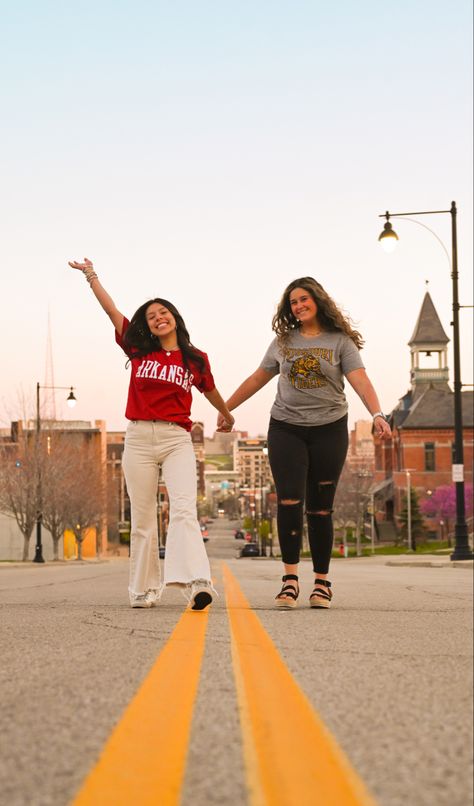 Photo Ideas For 3 Friends, Two People Photoshoot, Outfit Ideas White Jeans, Two Person Poses, Two Person Pose, Road Photoshoot, Friend Senior Pictures, Sister Shoot, Photography Prompts