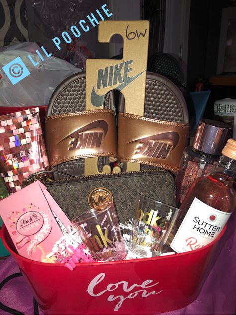 Red Birthday Basket Gift Ideas, Red Gift Basket Ideas For Best Friend, Creative Boyfriend Gifts Birthday, Brr Basket For Girlfriend, Birthday Gift Baskets For Women, Valentine’s Day Basket For Teen Girl, Red Themed Valentines Basket, Valentines Gift Baskets, Baskets To Make