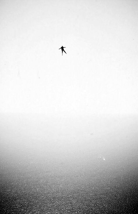 fall (in love) The Falling Man, Minimalist Photography, Dark Photography, Jolie Photo, Black And White Pictures, Negative Space, Pablo Picasso, Art Plastique, Potpourri