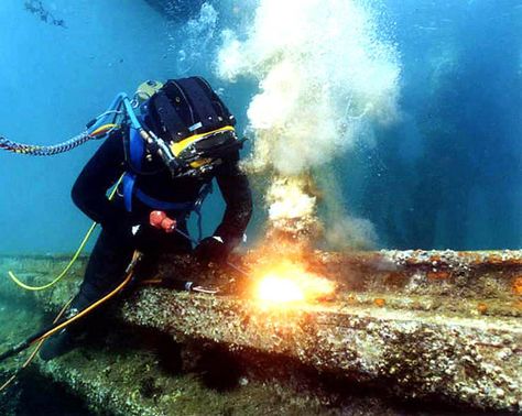 Under The Sea Pictures, Underwater Welding, Gas Work, Underwater Welder, Navy Diver, Oil Platform, Deep Sea Diving, Marine Engineering, Diving Board