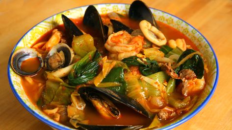 How to make Jjamppong (or jampong, jjampong, jjambbong, champong (Japanese)), Spicy mixed-up seafood noodle soup from Maangchi.com Maangchi Recipes, Korean Food Recipes, Vegetable Noodle Soup, Spicy Seafood, Best Shrimp Recipes, Korean Soup, Resep Pasta, Seafood Mix, Tummy Yummy