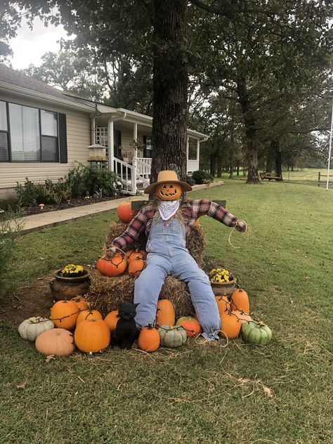 Scarecrow Outdoor Decor, Pumpkin Head Scarecrow Diy, Diy Halloween Scarecrow Decoration, Scarecrow Yard Decorations, Recycled Scarecrow Ideas, Diy Sitting Scarecrow, Scarecrow Porch Decor, Scarecrow Halloween Decoration, How To Make A Scarecrow