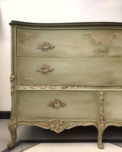 Gorgeous ornate dresser painted with Chalk Paint®️️ by Annie Sloan in a 1:1 mix of Chateau Grey and Old White, then finished the piece with Clear and Dark Chalk Paint®️️ Wax. Project by Annie Sloan Stockist Suite Pieces in Long Island, NY. painted furniture gray dresser Ornate Dresser, Chalk Paint Wax, Dresser Painted, Paint Tips, Painted Bedroom Furniture, Chalk Paint Colors, Chalk Painting, Long Island Ny, Painting Furniture Diy