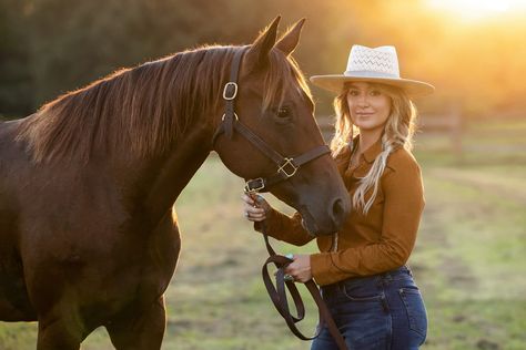 Equine Nutrition, Lainey Wilson, Best Country Singers, 10 March, Branding Photoshoot Inspiration, Horse Aesthetic, Cowboy Up, Big Country, Country Music Stars