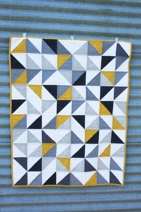 Half Square Triangle Quilts Pattern, Colchas Quilting, Triangle Quilt Pattern, Quilted Wall Hanging, Quilt Modernen, Quilt Retreat, Half Square Triangle Quilts, Lap Quilts, Pretty Quilt