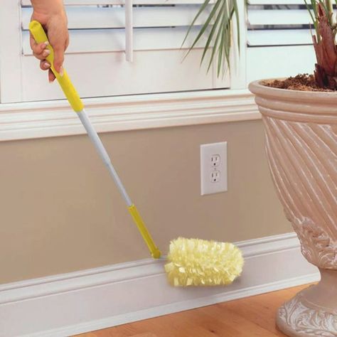 A super-extender Swiffer duster for cleaning hard-to-reach corners, ceiling fan blades, and more. The fluffy design expertly picks up dust to leave surfaces impeccably clean. Swiffer Duster, Duster Refills, Laundry Folding, 100 Life Hacks, Dog Leash Training, Cleaning Blinds, Feather Duster, Deep Cleaning Tips, Cleaning Laundry